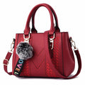 Bolsa de mão super fashion feita de couro, vários modelos.