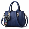 Bolsa de mão super fashion feita de couro, vários modelos.