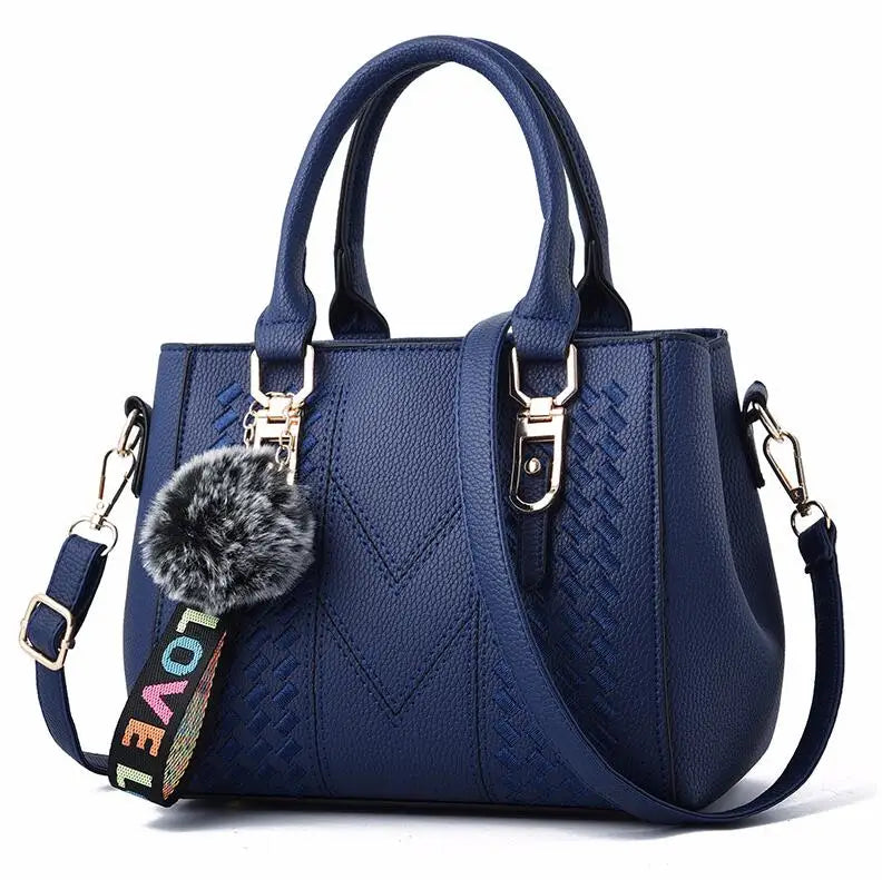 Bolsa de mão super fashion feita de couro, vários modelos.