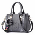 Bolsa de mão super fashion feita de couro, vários modelos.