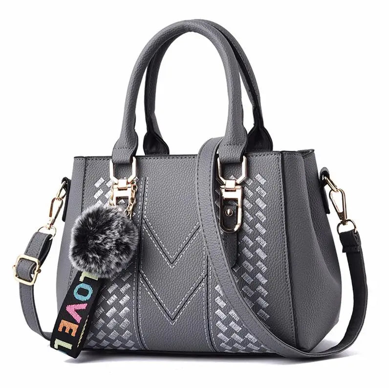 Bolsa de mão super fashion feita de couro, vários modelos.