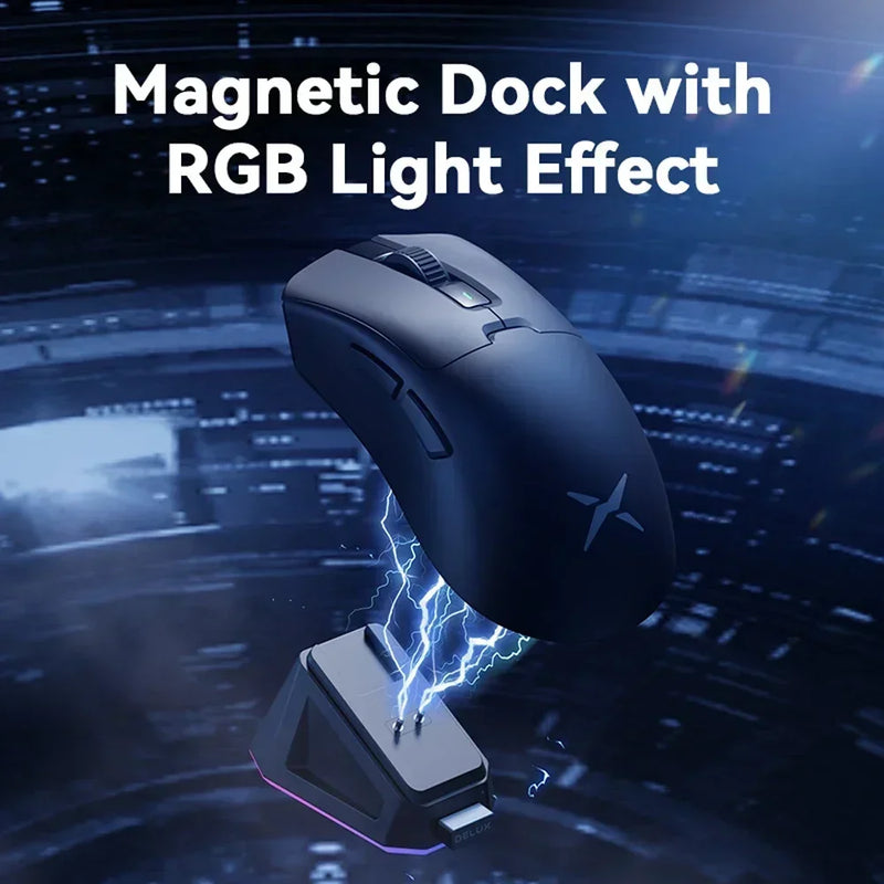 Mouse gamer sem fio Delux M900PRO ergonômico com taxa de pesquisa de 8K PAW3395 e base de carregamento RGB magnética de 63g para jogadores de PC destros e grandes